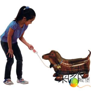 141-走路氣球臘腸狗Darling Dachshund61cm寬39cm高(美國原裝進口走路氣球，品質優良，色彩鮮豔，可以牽著走,一跳一跳的"超Q")含充氣\400元